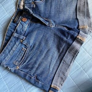 Every day, medium wash, Midi shorts, perfect for summer!